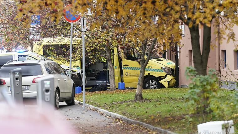 Die Fahrt mit dem gestohlenen Rettungsfahrzeug endete an der Ecke eines Durchgangs.