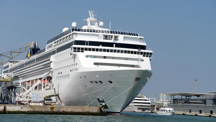 Die Frau sieht Kreuzfahrtschiffe wohl nur mehr vom Hafen aus.