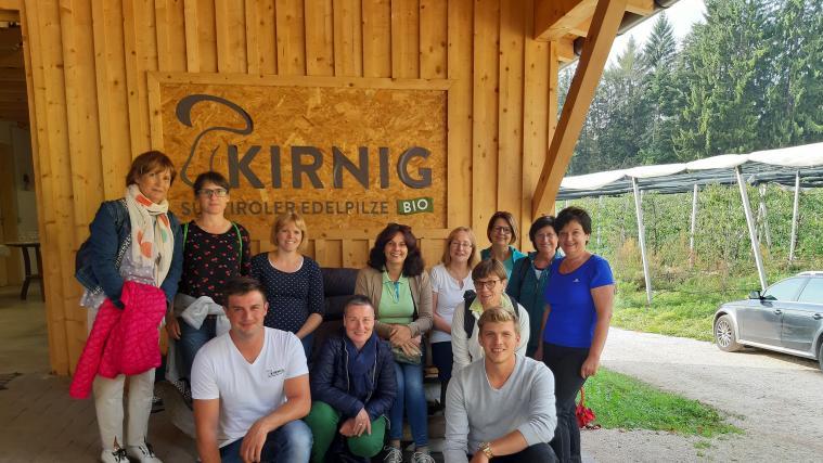 Die Frauengruppe zu Besuch beim Betrieb Kirnig in Aldein.