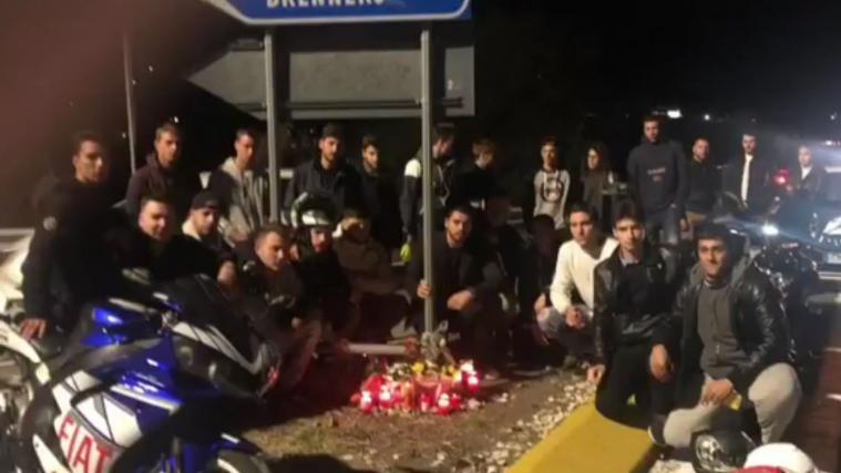 Die Freunde von Andrea Donola haben an der Unfallstelle an der MeBo-Ausfahrt in Frangart Kerzen aufgestellt.