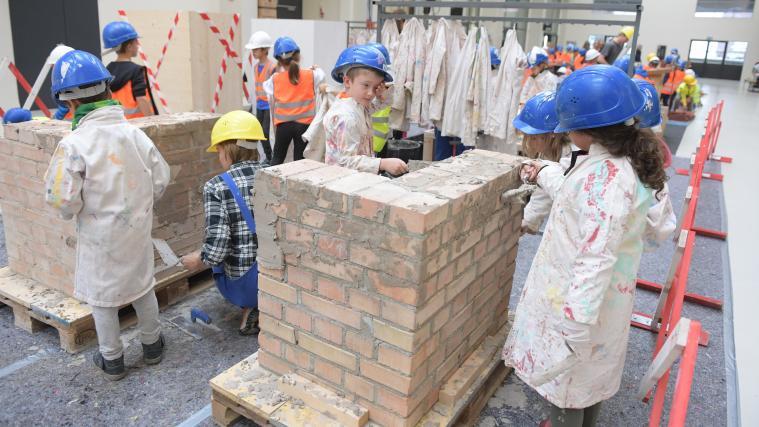 Die Grundschulkinder können sich rund um das Thema Handwerk austoben.
