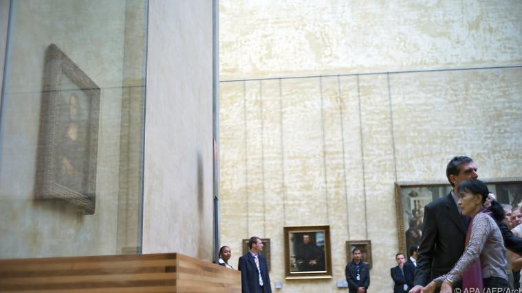 Die Mona Lisa ist auf ihren angestammten Platz im Louvre zurückgekehrt.