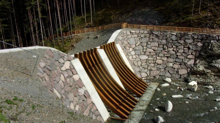 Die Rückhaltesperre aus Stahlbeton im Schaldererbach ist 10 Meter hoch und 50 Meter breit.