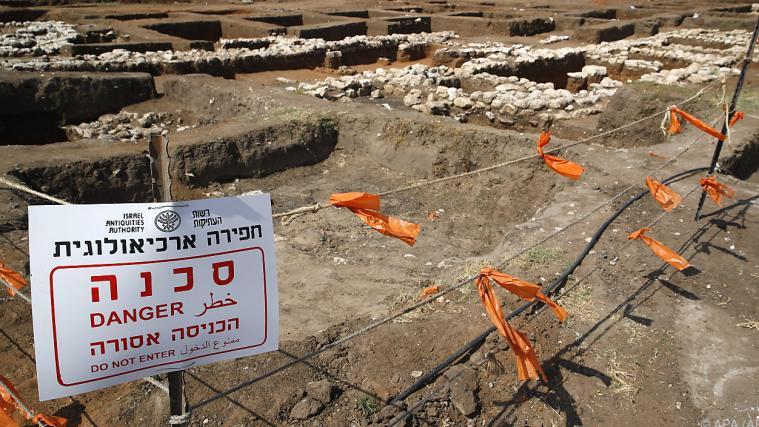 Die Stätte ist nahe dem heutigen Harish im Bezirk Haifa.