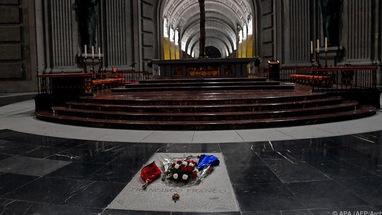 Die sterblichen Überreste werden aus dem Mausoleum nahe Madrid entfernt.