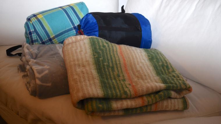 Die Südtiroler Vinzenzgemeinschaft sammelt Decken, Schlafsäcke, Rucksäcke und Schuhe für Obdachlose.