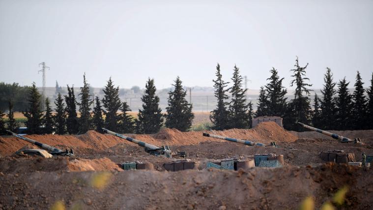 Die Türkei hat ihre Militärpräsenz an der Grenze zu Syrien weiter verstärkt, u.a. mit Dutzenden von gepanzerten Fahrzeugen nahe der Stadt Akçakale in der Provinz Sanliurfa.