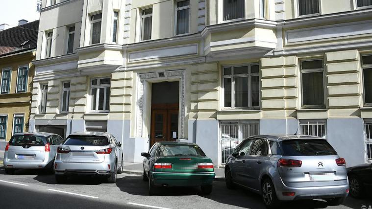 Die verletzte Frau wurde zwischen den Autos abgelegt.