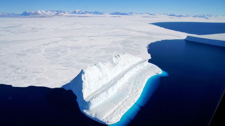 Ein gigantischer Eisberg in der Antarktis hat sich in Bewegung gesetzt.
