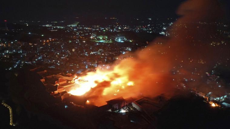 Ein Großteil der historischen Gemäuer bei Naha wurde ein Raub der Flammen.