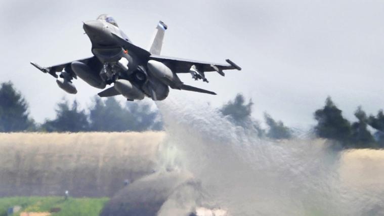 Ein Kampfjet vom Typ F-16 beim Start vom US-Luftwaffenstützpunkt in Spangdahlem.