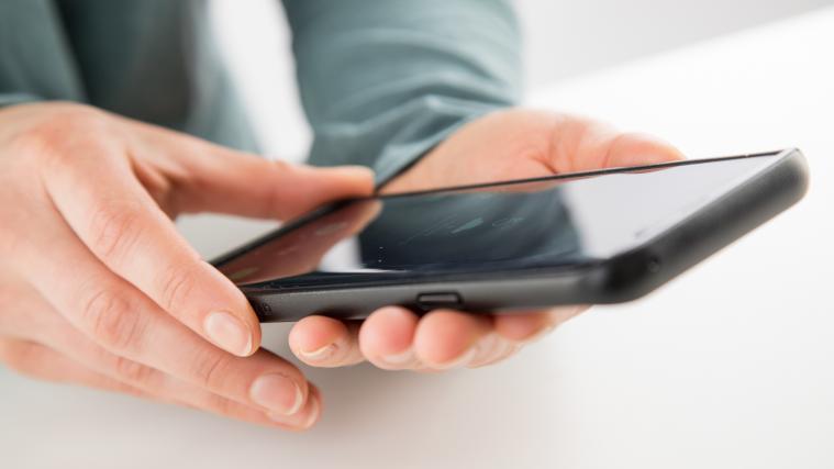 Ein Mann hat Mitarbeiter eines Paketdienstes am Telefon mit dem Erschießen bedroht.