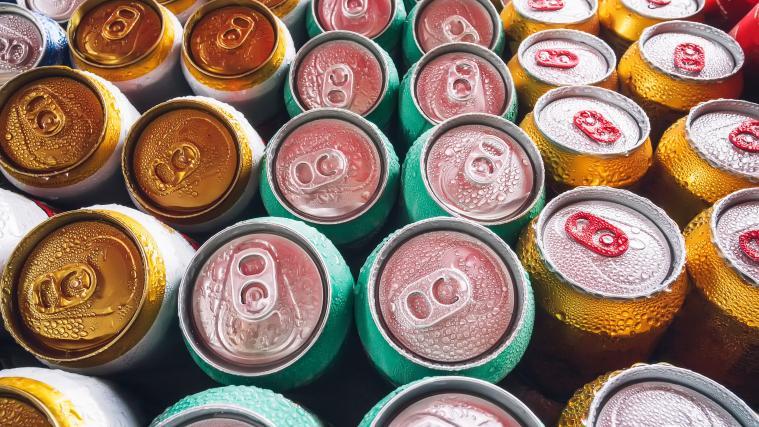 Ein Teenager klaute 48 Dosen Bier aus einem Getränkeautomaten.