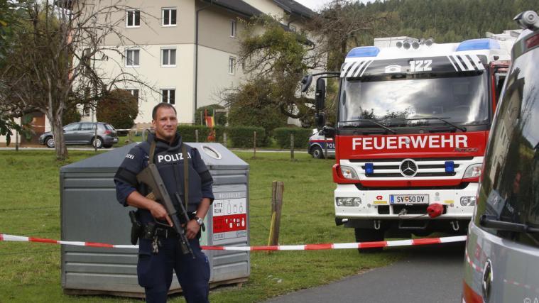 Einsatzkräfte vor dem Tatort.