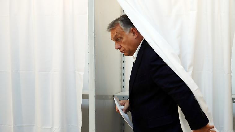 Erstmals wird parteiinterne Kritik an Orban laut.