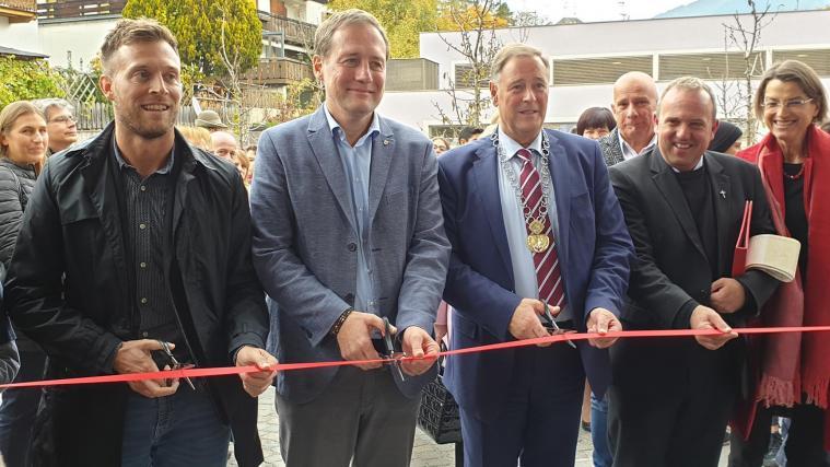 Feierstunde in Sterzing: (v.l.) Gemeindereferent Cola, Landesrat Bessone, Bürgermeister Messner und Dekan Schweigl eröffnen den neuen Schulsprengel.