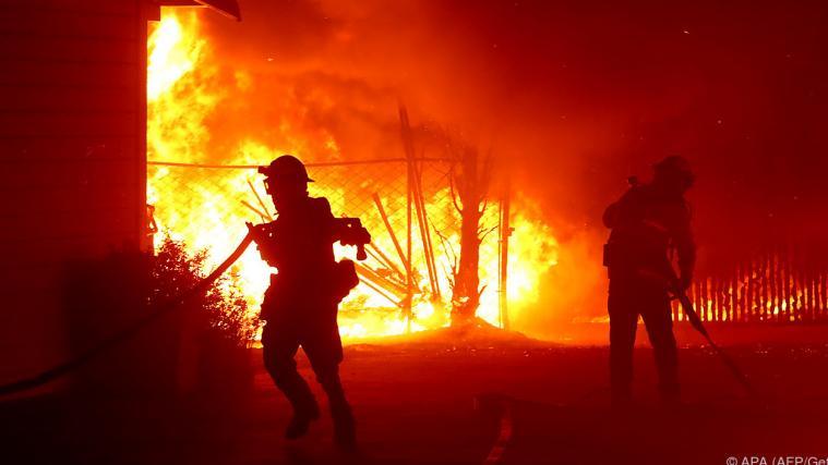 Feuerwehrmänner im Einsatz gegen das Kincade Fire.