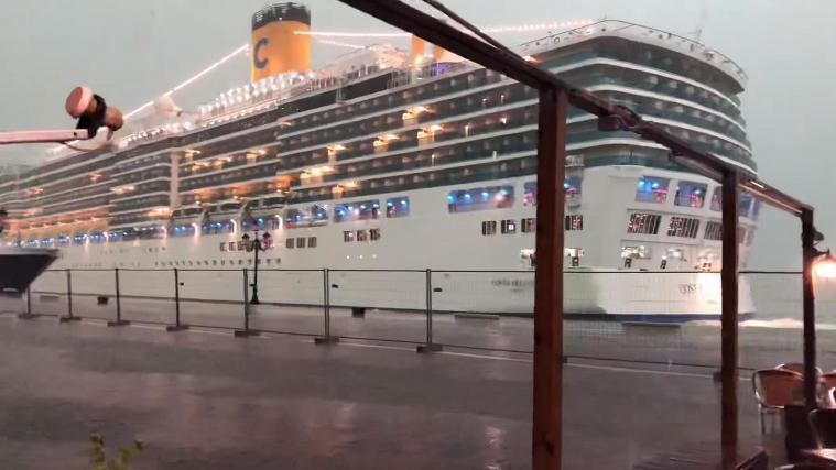 Im Juni war ein Kreuzfahrtschiff mit einem anderen Schiff zusammengestoßen und hatte eine Anlegestelle gerammt.