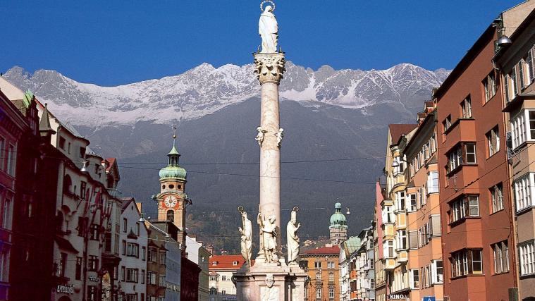 In Innsbruck wurde ein Mann von einem Jugendlichen mit einem Messer bedroht und verfolgt.