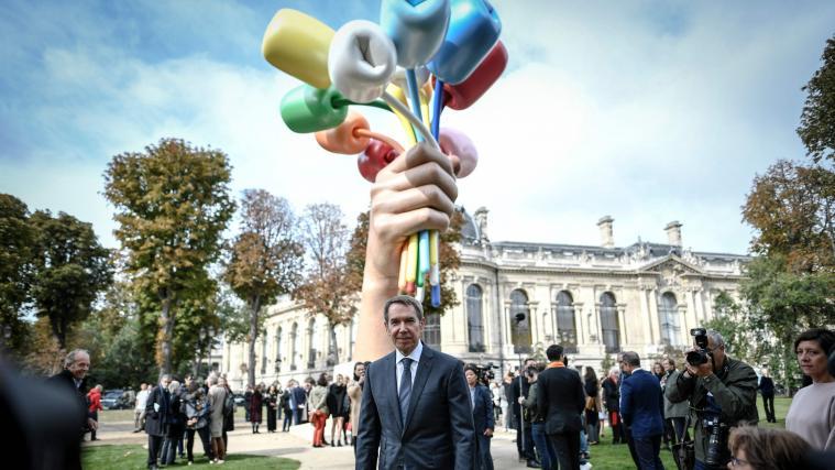 Jeff Koons posiert vor seiner Skulptur bei der Einweihung am Freitag in der französischen Hauptstadt.