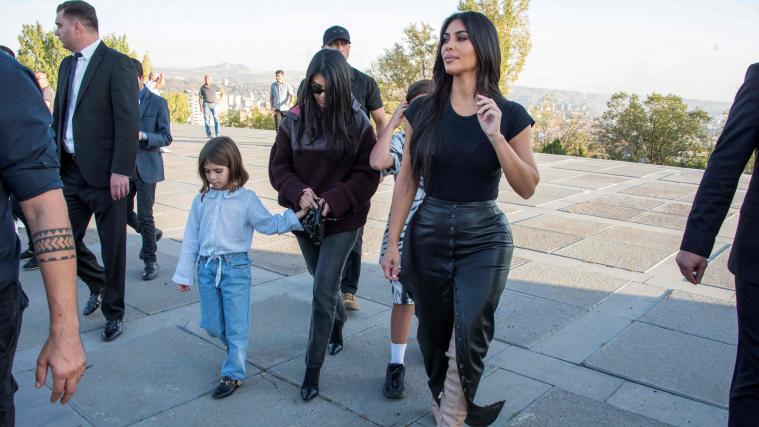 Kim Kardashian hat ihre Kinder in Armenien taufen lassen.