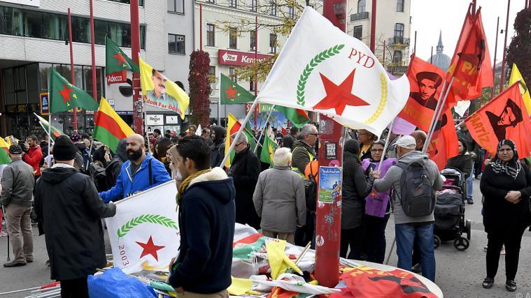Kurdische Demonstranten auf der Wiener Mariahilfer Straße.