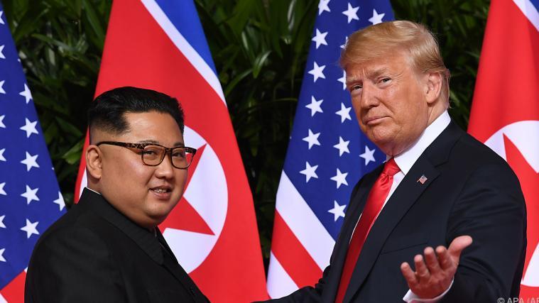 Kurz vor dem Gespräch mit den USA soll Nordkorea erneut Raketen abgeschossen haben. Im Bild: Nordkoreas Machthaber Kim Jong Un und US-Präsident Donald Trump.