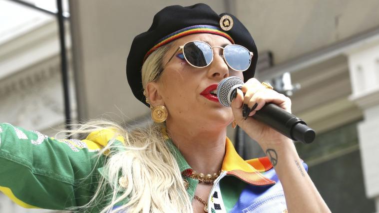 Lady Gaga stürzte in den Armen eines Fans von der Bühne.
