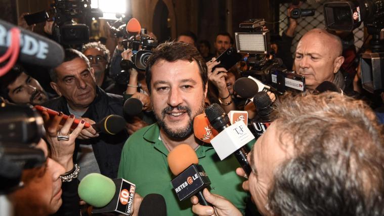 Lega-Chef Matteo Salvini wurde nach dem Wahlsieg in Umbrien von Medienleuten umlagert.
