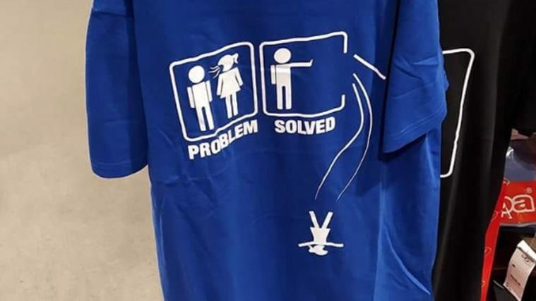 Mit diesem T-Shirt zog die Supermarktkette Carrefour den Ärger vieler Menschen auf sich.