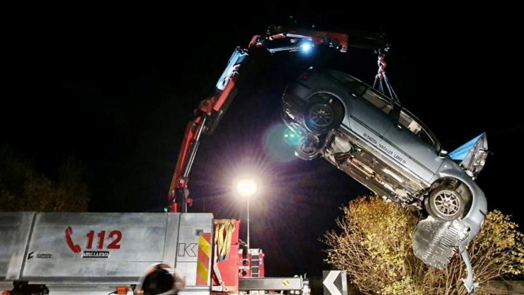 Mit schwerem Gerät wurde das Auto aus dem Bach geborgen.
