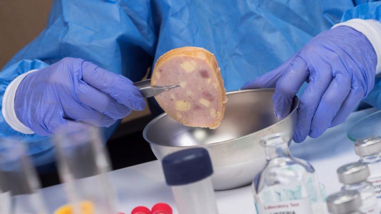 Nach Angaben des Gesundheitsministeriums werden nun insgesamt 300.000 Kilogramm Fleisch zurückgerufen.