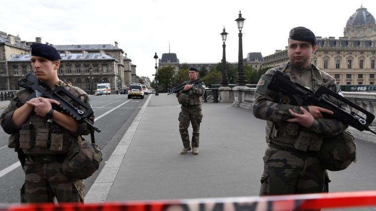 Nach der Messerattacke auf eine Polizeistation in Paris sind 5 Personen verhaftet worden.