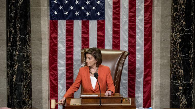 Nancy Pelosi, die Sprecherin des Repräsentantenhauses, verkündete das Abstimmungsergebnis.