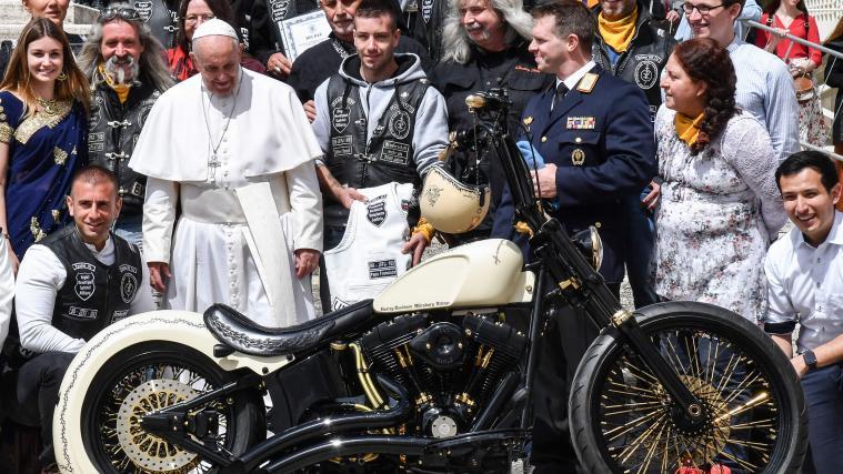 Papst Franziskus mit „seiner“ Harley bei der Generalaudienz im Mai 2019.
