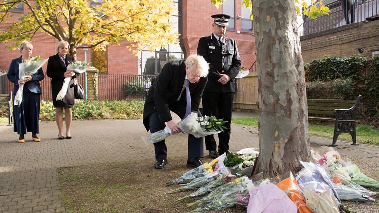 Premier Johnson legte Blumen ab.