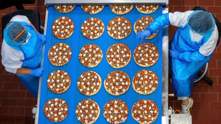 Qualitätskontrolle im Pizzawerk von Dr. Oetker in Wittenburg