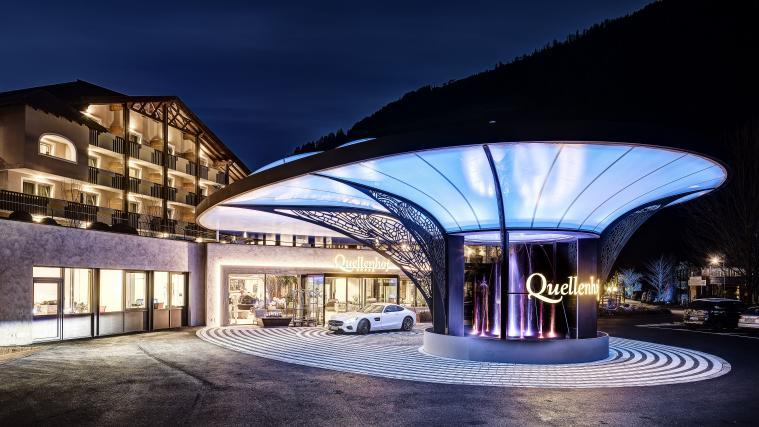 Quellenhof − Das 5-Sterne Wellness-, Sport- und Freizeitparadies „Quellenhof“ liegt eingebettet zwischen Wiesen und Wäldern im wunderschönen Passeiertal.
