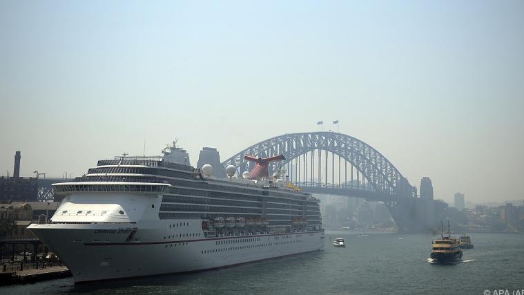 Rauch vor der Sydney Harbour Bridge.