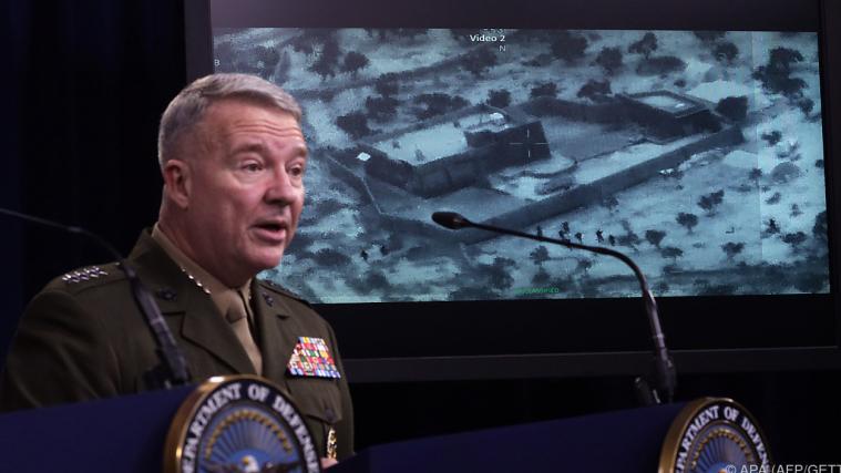 Schwarz-Weiß-Videoaufnahmen zeigen den Militäreinsatz.