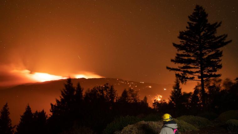 Tausende fliehen vor den Flammen.