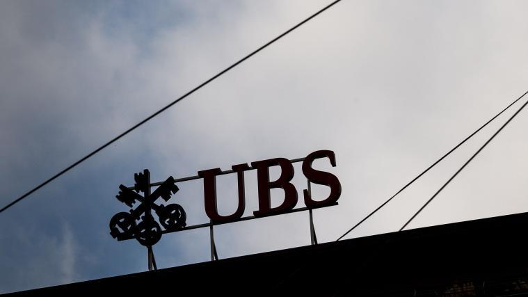 UBS soll Kunden geholfen haben, Gelder vor den_Steuerbehörden zu verstecken.