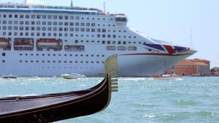 Umstrittenes Nebeneinander in den Kanälen von Venedig: zierliche Gondeln und riesige Kreuzfahrtschiffe.