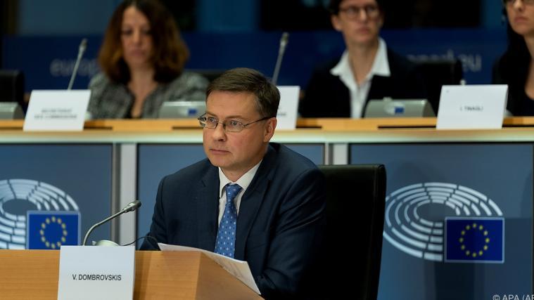Valdis Dombrovskis beantwortet Fragen des EU-Parlaments.