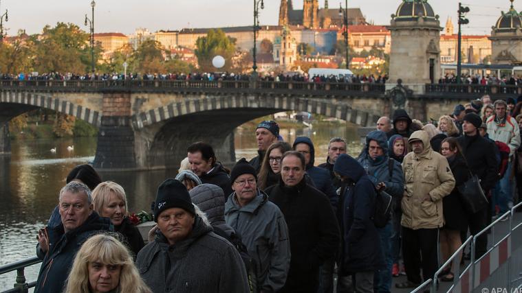 Vor dem Palais bildeten sich kilometerlange Schlangen.