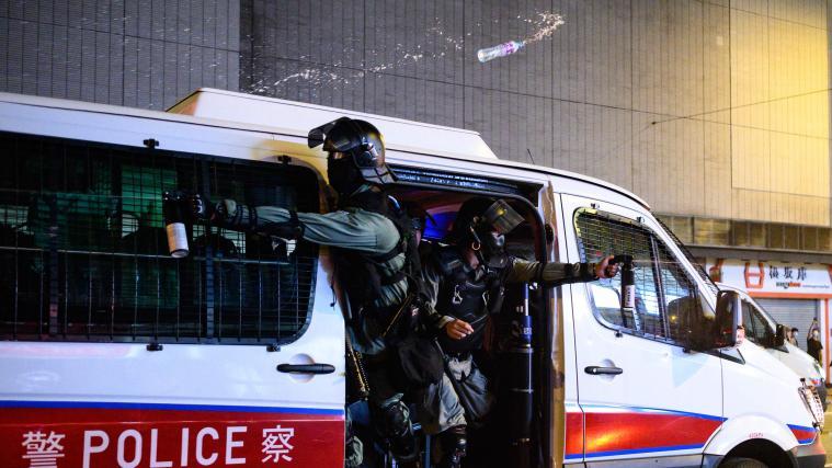 Während der friedlichen Kundgebung kritisierten Teilnehmer das aus ihrer Sicht unverhältnismäßig gewaltsame Vorgehen der Polizei bei der Auflösung von Versammlungen und bei Festnahmen.