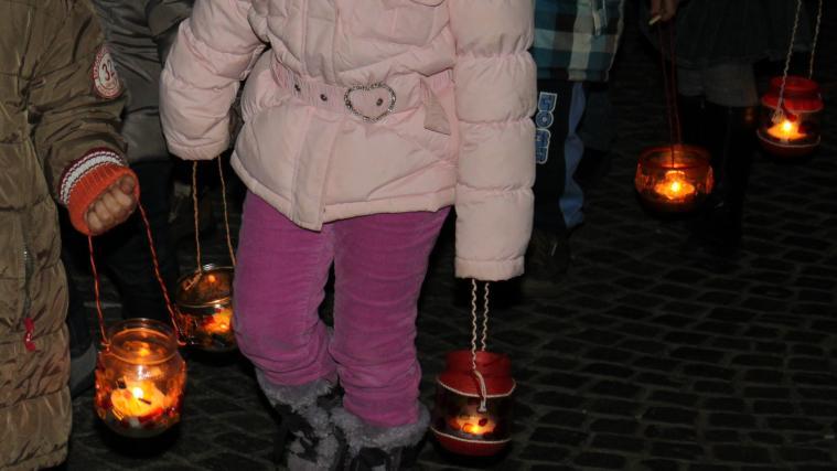 Am Montag finden in Südtirol zahlreiche Martinsumzüge statt, bei denen Kinder und Erwachsene Laternen mittragen.