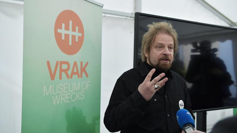 Archäologe Jim Hansson erklärte den Fund der Schiffswracks.