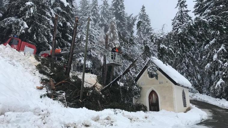 Auch neben dieser Kapelle auf der Villanderer Alm stürzten einige Bäume um.
