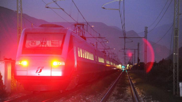 Bei einer Kontrolle im Zug ist den Polizisten ein gesuchter Straftäter ins Netz gegangen.